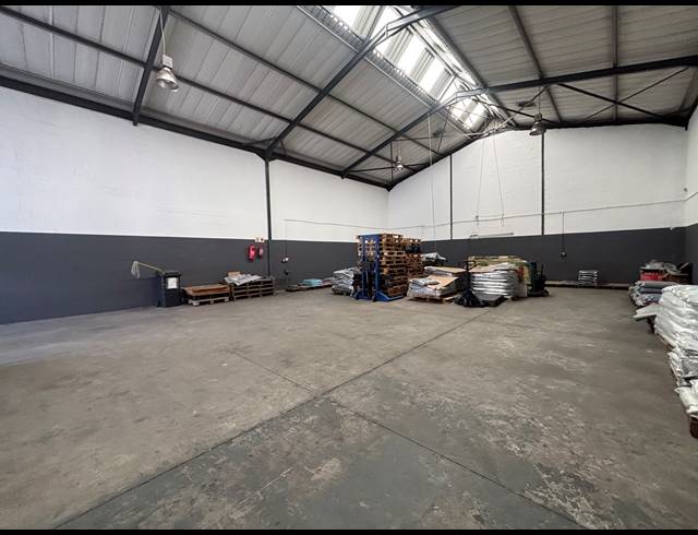 310M² WAREHOUSE TO LET IN STIKLAND INDUSTRIAL